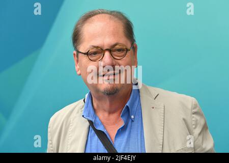München, Deutschland. 28.. Juni 2022. Jürgen TARRACH (Schauspieler), Einzelbild, Einzelmotiv ausschneiden, Porträt, Porträt, Hochformat. ZDF-Empfang/ Treffen in der H`ugo`s Bar anlässlich der Münchner Filmfestspiele am 28.. Juni 2022 Quelle: dpa/Alamy Live News Stockfoto